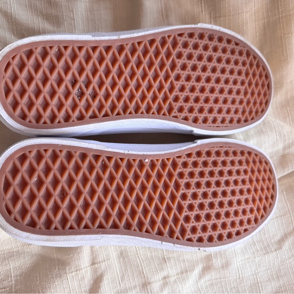 Women’s Vans Seldan low top sneaker. - Picture 5 of 5